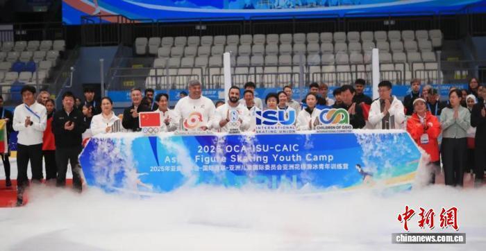 对运动员进, 部主任维萨, 致辞说